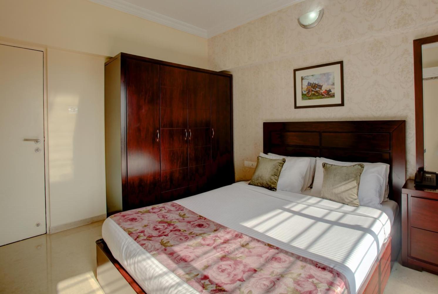 Lalco Residency Hotel Мумбай Екстериор снимка