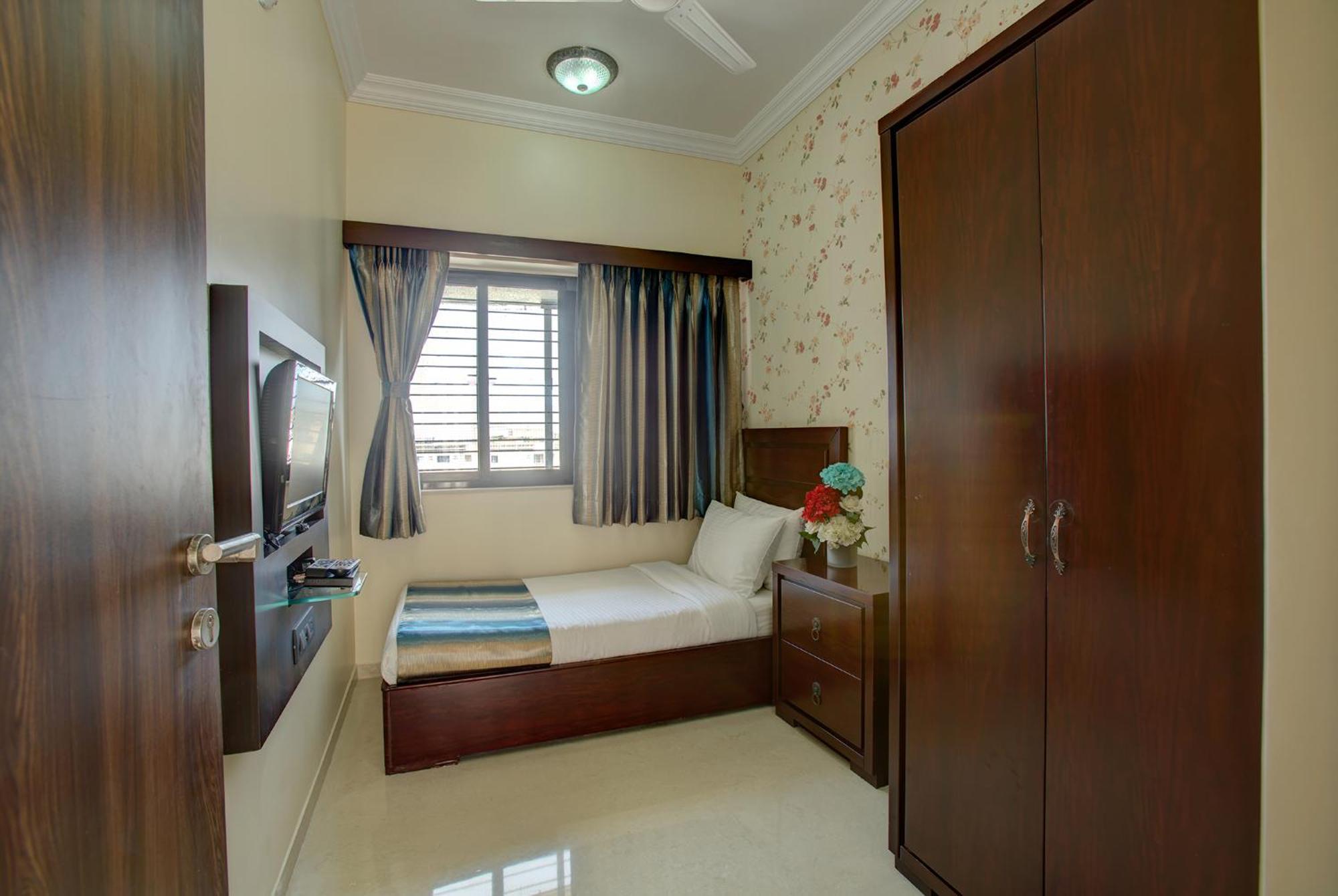 Lalco Residency Hotel Мумбай Екстериор снимка